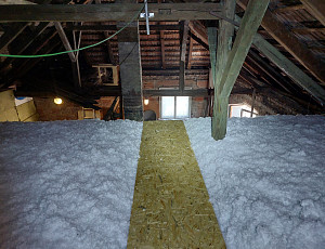 Zateplení stropu a stěny rodinného domu pomocí foukané izolace